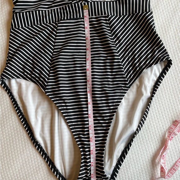 Striped keyhole swimsuit - Picture 6 of 9